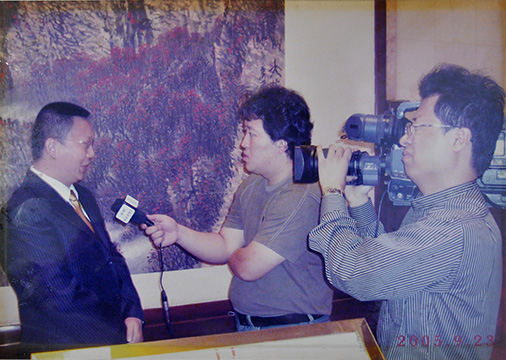 荣誉04-2董事长陈良超在人民大会堂电视台采访