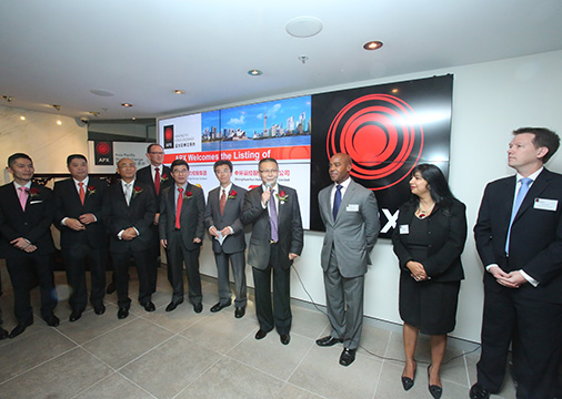 荣誉01-2陈良超董事长在澳洲亲手敲响开市锣