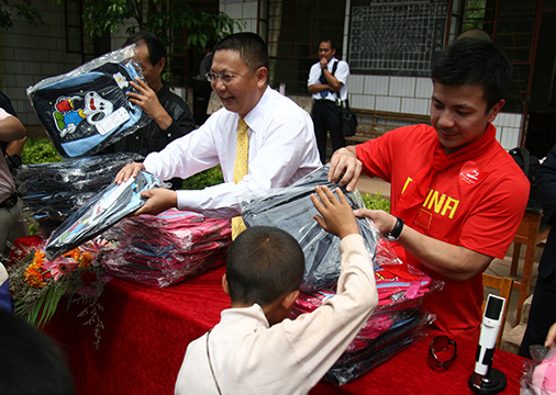 荣誉05-1陈良超董事长与国家举重队一同慰问金山镇河口小学学生并捐赠物资