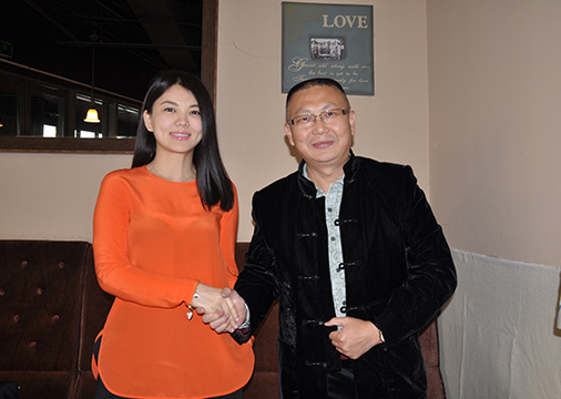 荣誉03-1董事长陈良超与品牌代言人李湘合影