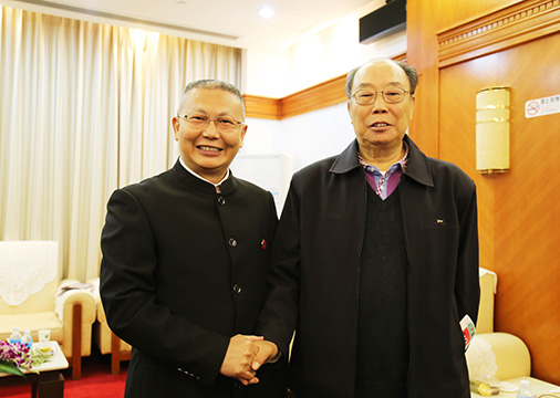 荣誉12-2陈良超董事长（左一）与全国政协常委、原深圳市市委书记厉有为同志（右一）合影