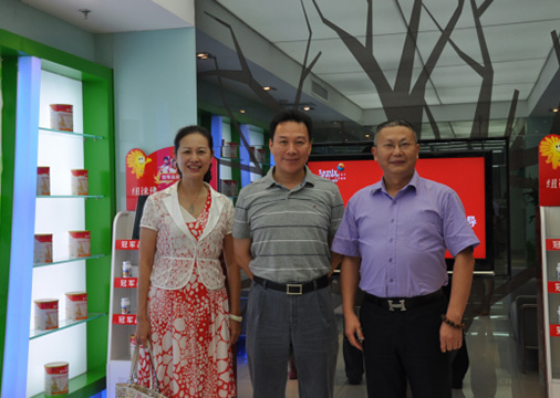 荣誉13-1深圳市药监局保健品化妆品监管处陈处长（左）、-药监局吴兵副局长（中）与生命力陈良超董事长（右）亲切合影