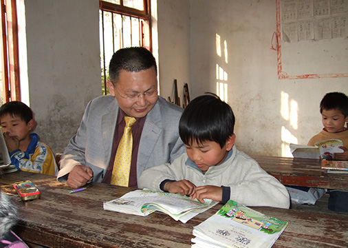 荣誉16-2陈良超董事长与大佳小学学生合影